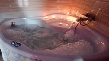 Bañera de hidromasaje parejas románticas